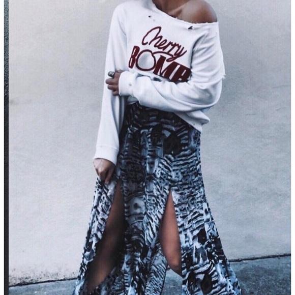 New 🍒Novelty distressed sweatshirt 😍 - Picture 2 of 2